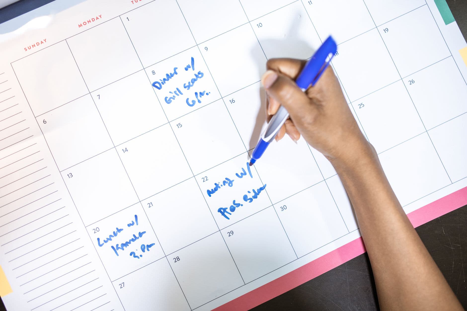 Agenda de turnos anotada a mano en un calendario de papel